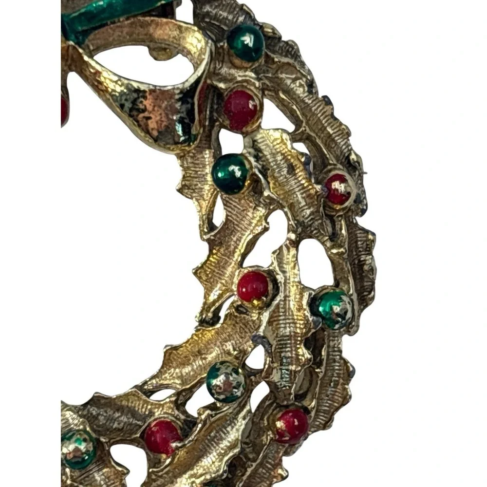 Vintage Gold Tone Red Green Enamel Christmas Decorated Holiday Wreath Brooch Pin
